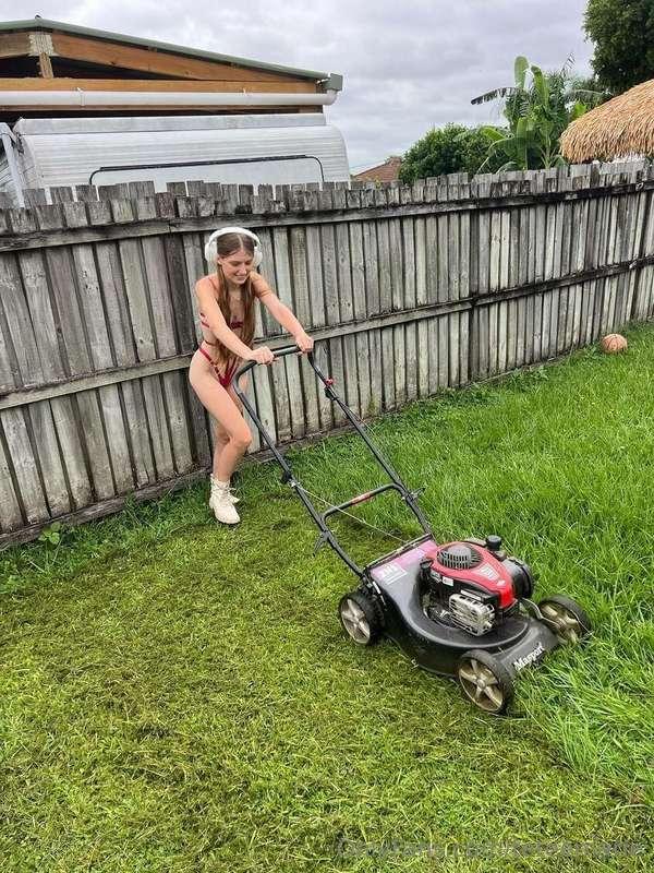 Mow the lawns nude w me babey 👀