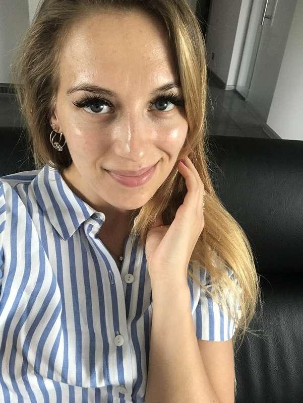 Who wants to see something naughty today?! 😍🤷‍♀️😈