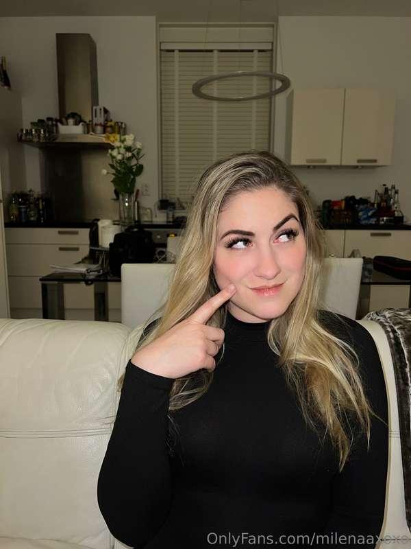I think I deserve a Kiss 🥰 Will you come and give it to me? ..