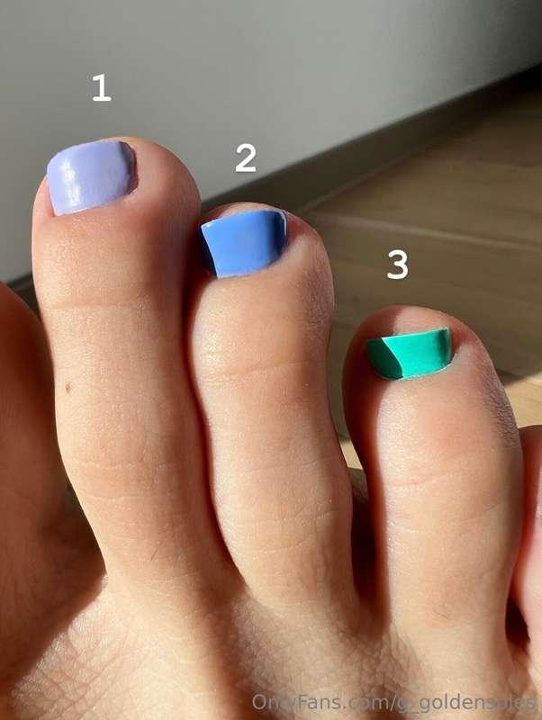 Happy Monday! ✨ Vote below what color I should paint my toes..