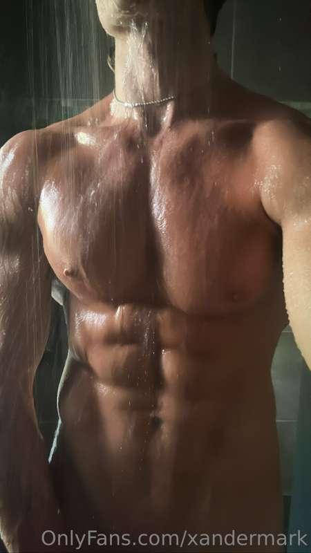 Watch me shower baby 😈