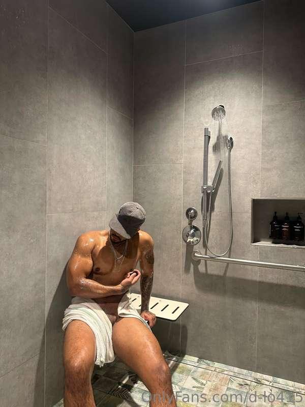 Swipe for a surprise😉 Let’s have some fun in the gym showers..