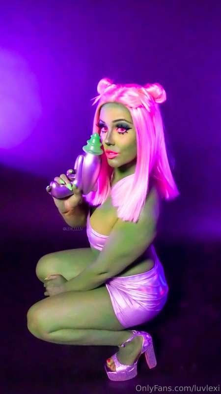 Your new space girlfriend 👽✨