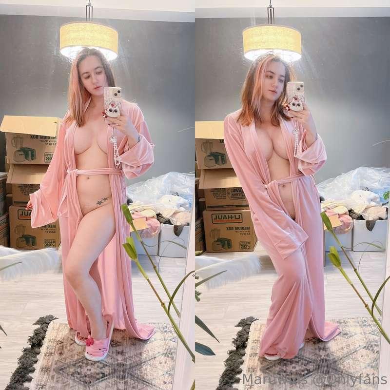 Hope you don’t mind more casual no makeup lewds 😌 (behind me..