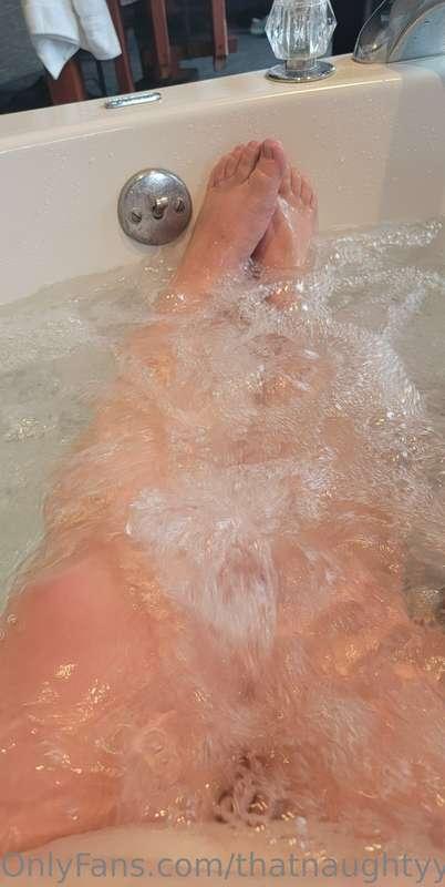 Relaxing in the whirl pool🥂😛