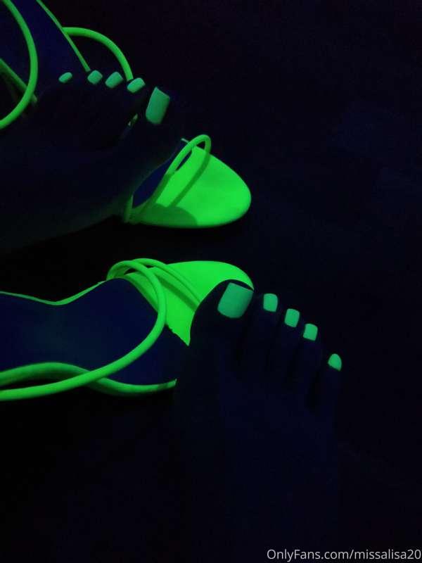 #feet #neon #glowing