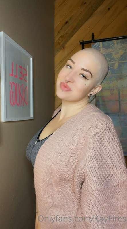 Who loves a bald bitch?? 😏