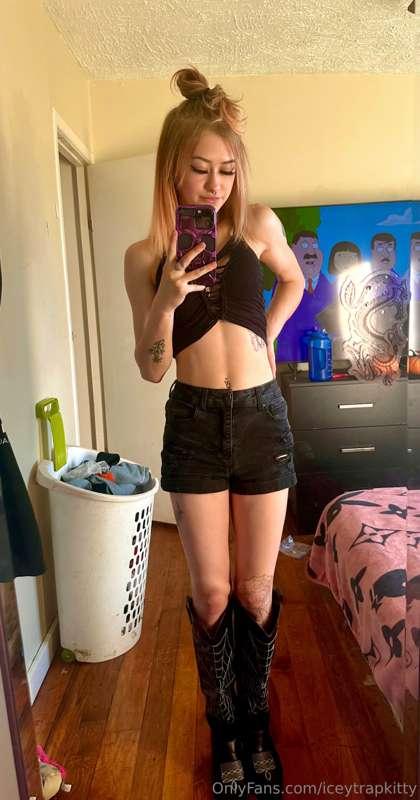 In love with this outfit 🖤😊