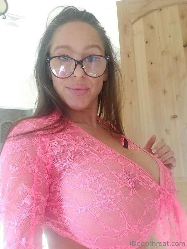 Do you like a nerdy milf with huge tits?🐷