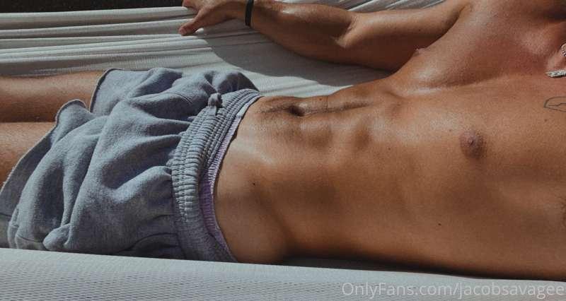 Need someone to rub me down with oil😏 any volunteers?