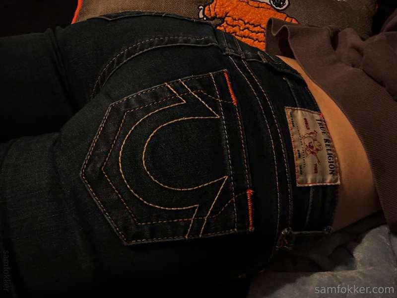 Does my butt make these jeans look good? 👖 