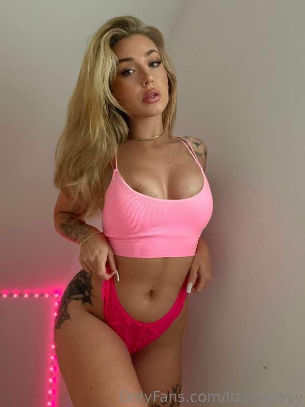 a pinky in a pink outfit😋