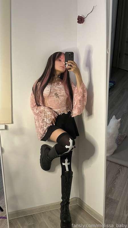 ~ do u like it? 

#alt #egirl #fyp #goth #ass #petite #teen #stockings #cute #teen 