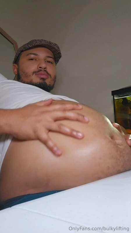 [Picture Set] YOU MADE ME TOO BIG! My 2XL Shirt Can’t Contai..