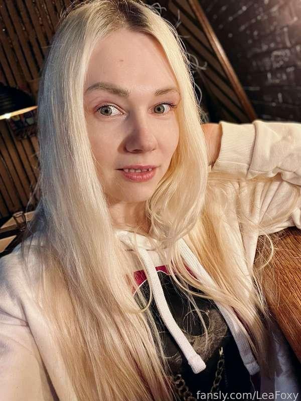 Just got home, had an awesome time at the bar with my friends! How's your evening going?

#blog #daily #selfie #sexyselfie #casual #sfw #cute #prettyface #lifestyle #girlnextdoor 