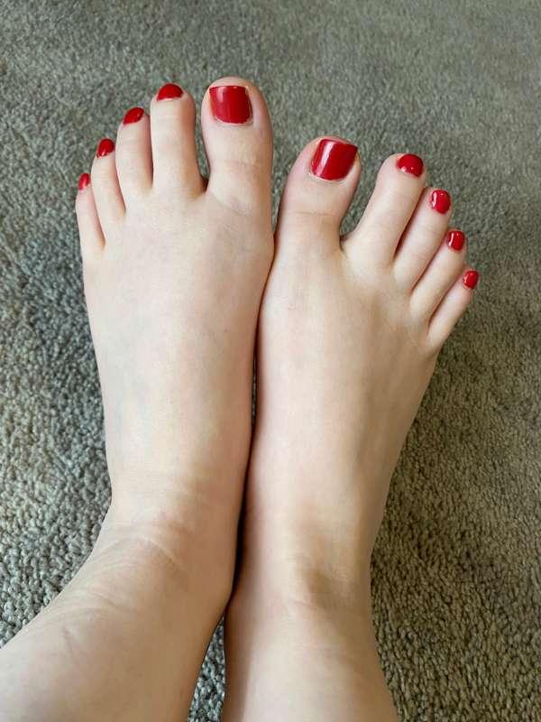 Red toenails are my favorite ❤️