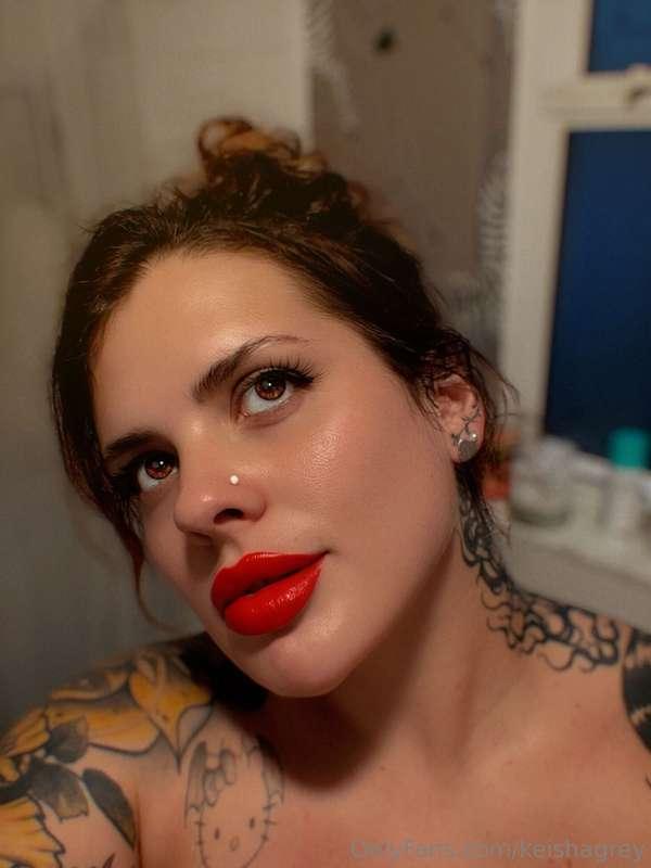 Online and feeling silly 😜 DM me and let's haves some fun!!