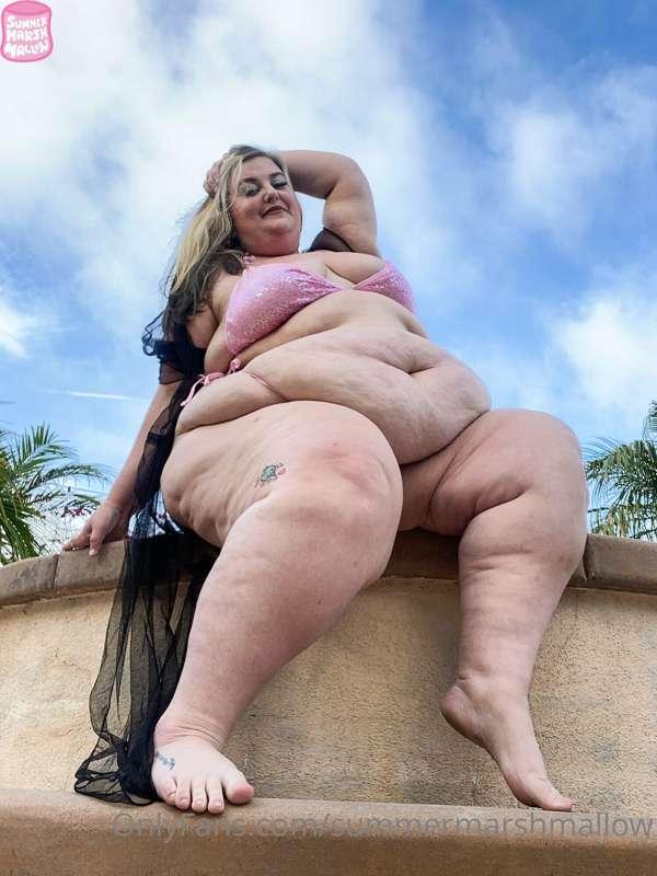 Happy Friday! Fuck, I’m fat. 🥵