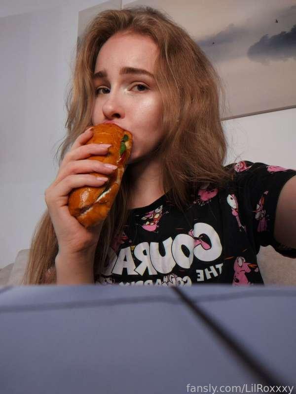 I swallow the bun sexually and professionally🌭, be jealous, because right now I can't take your cock in my mouth as well😅

#foodfetish #food #blowjob #blowjobfetish #cutegirl #babyface #sexygirl 