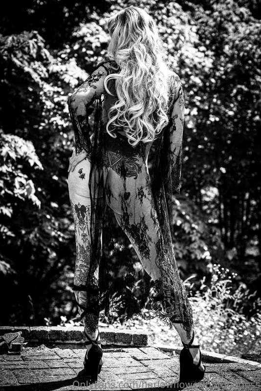 Good morning Tribe 🌈Was feeling dramatic 🖤🖤🖤
