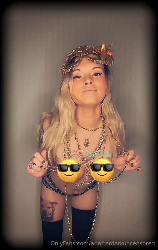 Happy Mardi Gras my pretty Peaches 🍑!💜💙💚🖤💛
I’ve been sick AF..