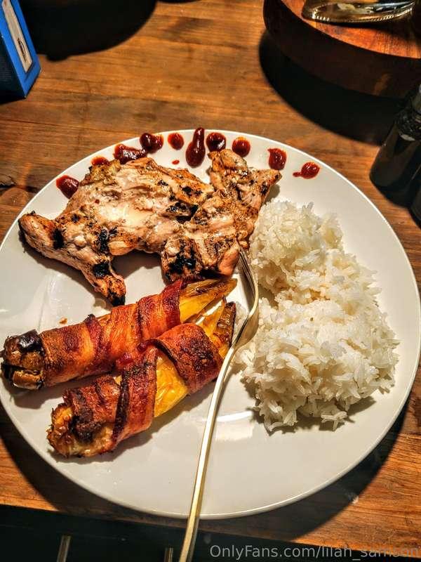 Dinner.......🖤 Grilled chicken breast 🐔  Bacon wrapped stuff..