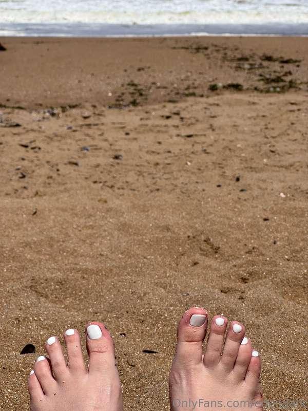 Feet lovers come and see more of my hot feet 🦶 DM ME NOW🥵