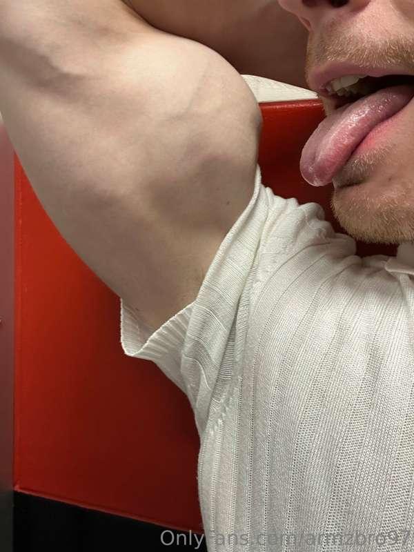 Lick that fuckin biceps🤤 i bet you wanna do that