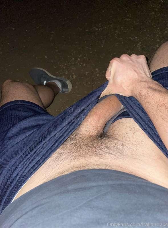 🇬🇧 Catching some fresh air in the evening during these hot d..