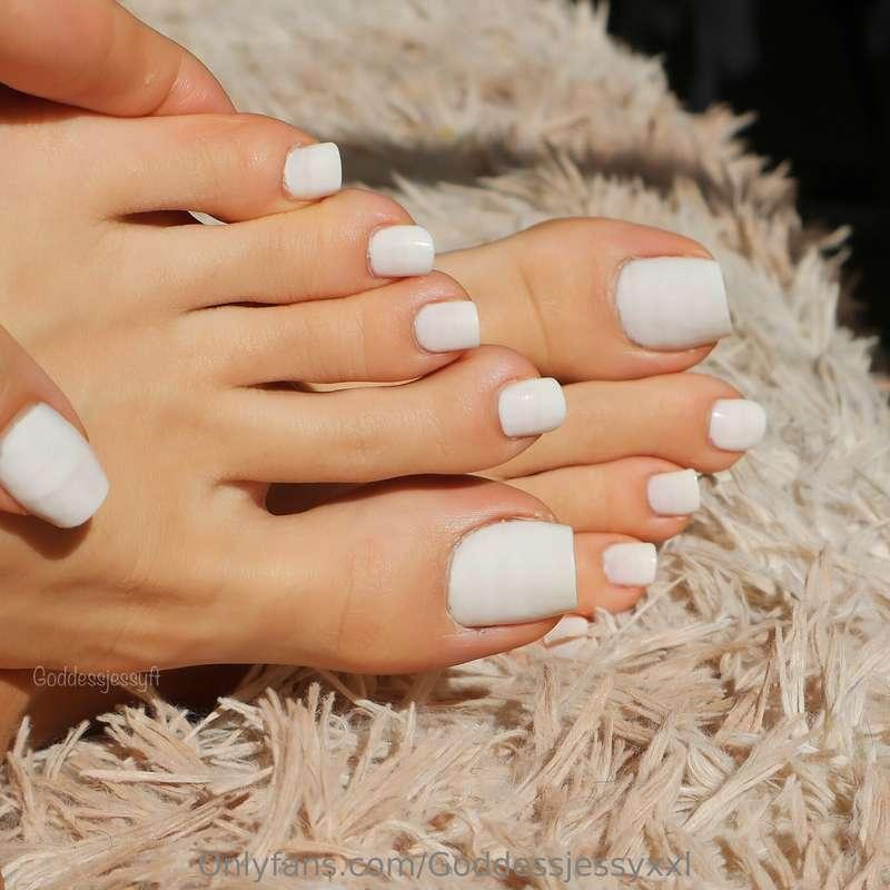Hot sexy perfect toes! 🤍🥰