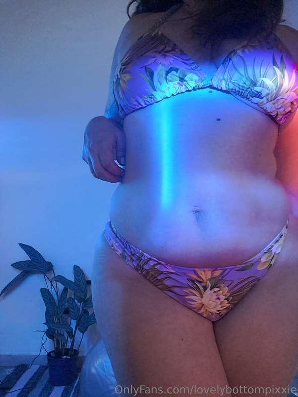 I caress my tummy and fill my belly button with cream as if ..