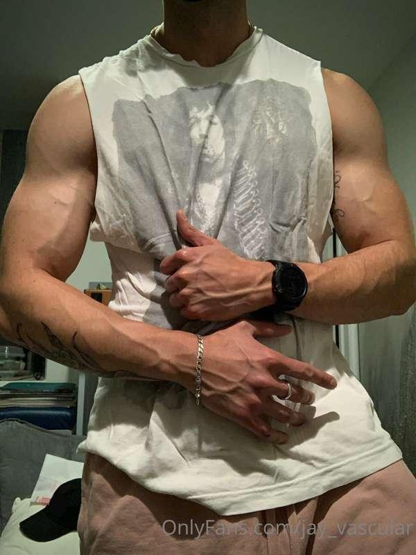 Just a little SFW post for my fans who love man hands😛 Who’s..