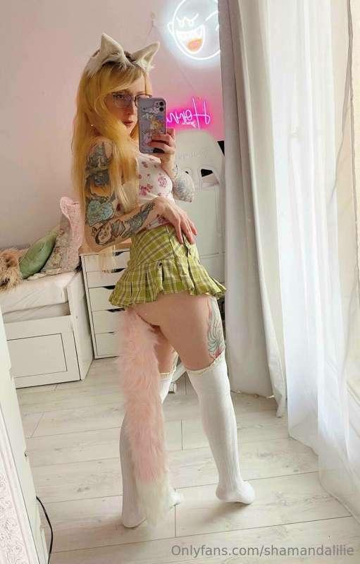 Come play with my tail 😈