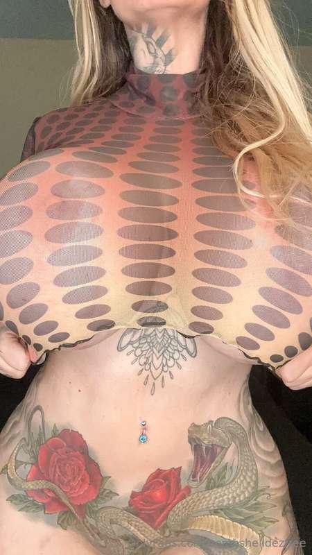 Mmm you can just see my big nipples, I bet you like that 😉😥