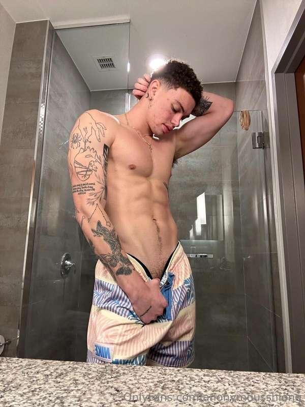 had to pull it down a bit to show you how shredded i look rn..