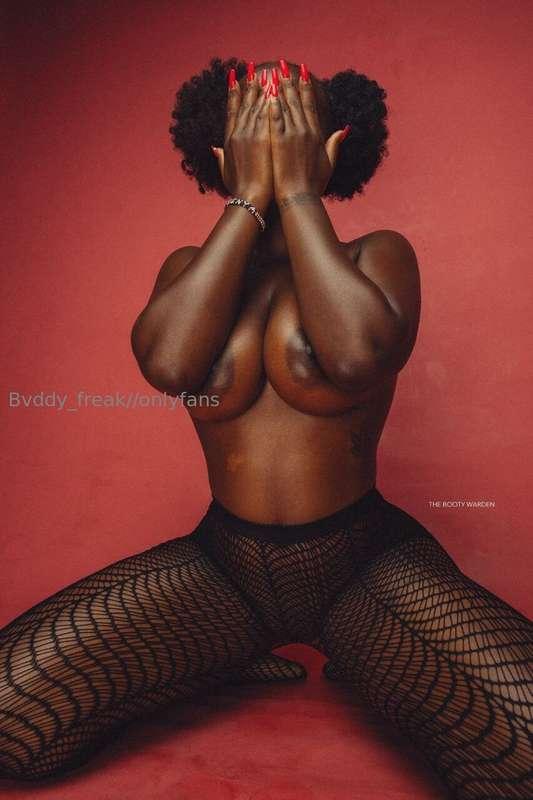 She's a shy demon🥵