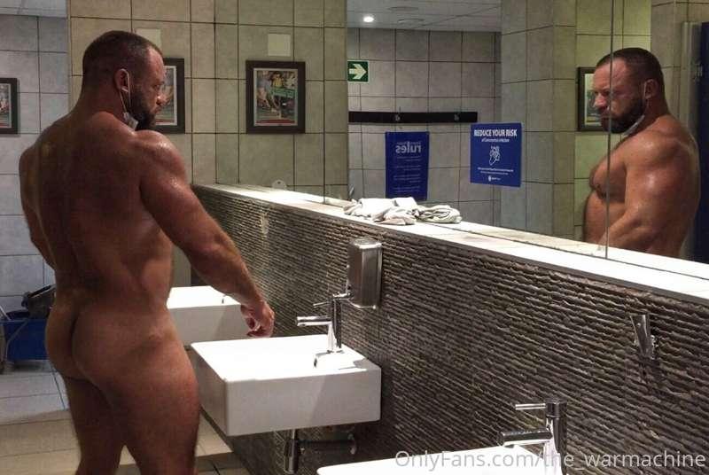 checking out post leg day gainz