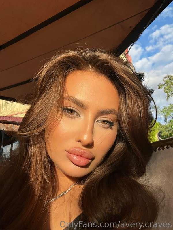 State of mind: Feeling sexy 😏 Have a good day, babe 💋