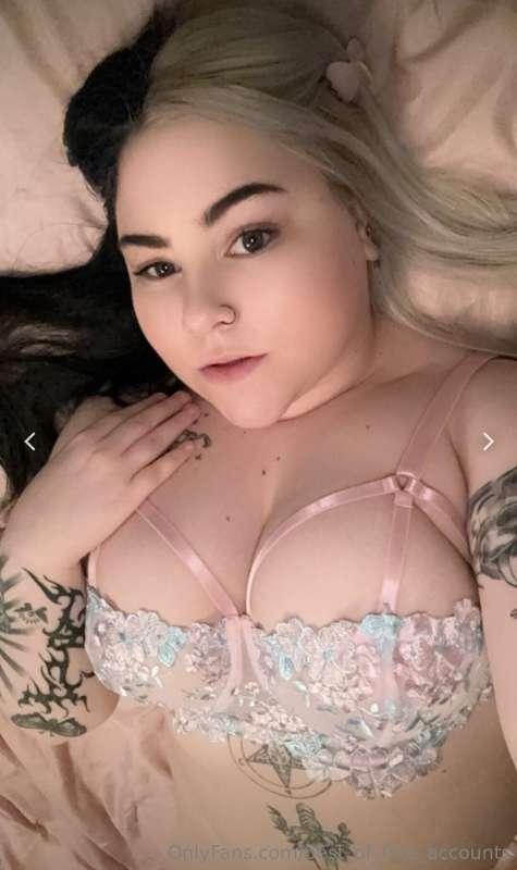**FREE SUB** @brittneylove_xoxo
Dildo machine, solo play, an..