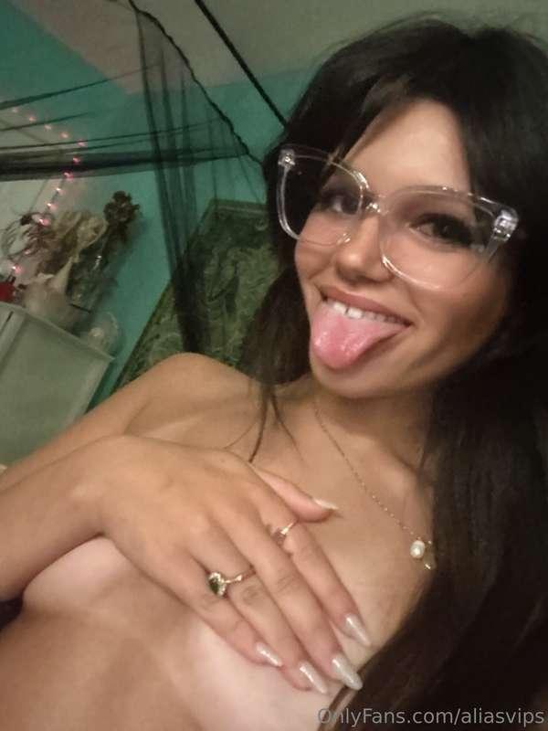 all thats missing is u on my tongue🤭