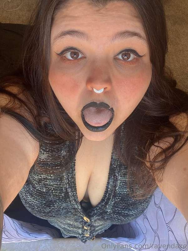 Tongue out tummy out 😘