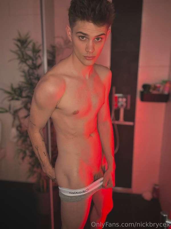 Can you see my dick?🙈