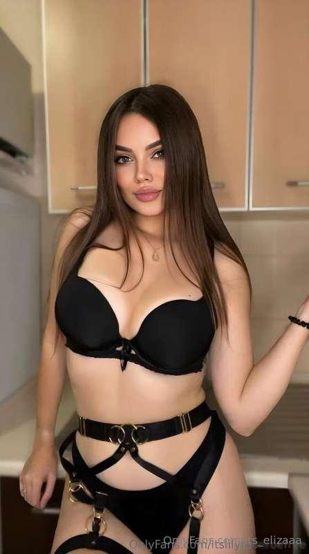 👋 Hey, I'm @itslilymonroefree that adorable brunette with a ..