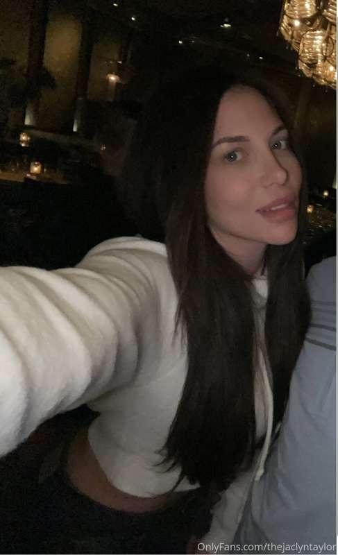 Out to dinner, want a sexy video 📷 of me moaning your name i..