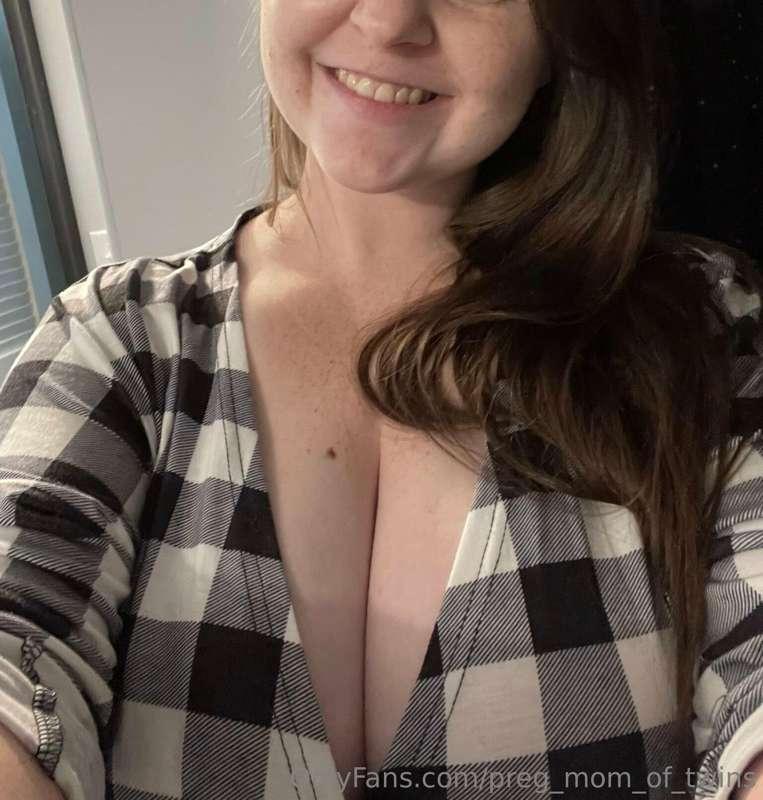 Pregnancy boobs in full effect!   https://onlyfans.com/sarah..