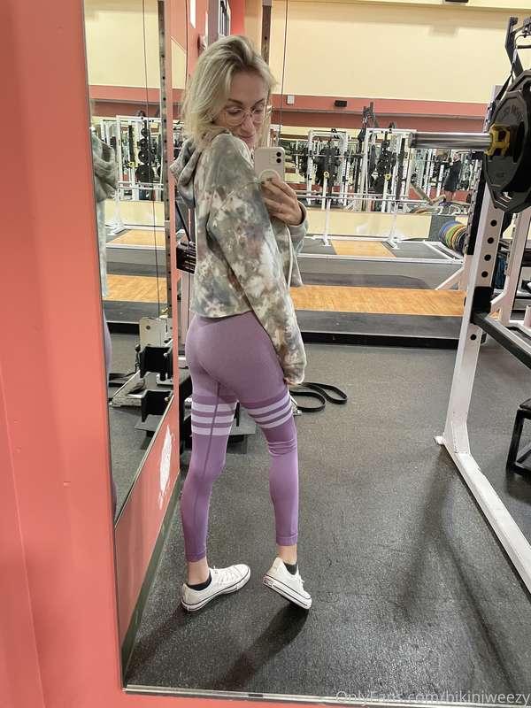 Let’s get this booty bigggg #squattime 🍑