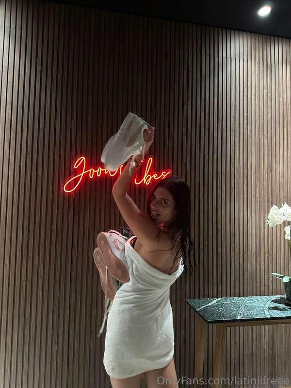 Do you prefer me or my shoes ? 🔥