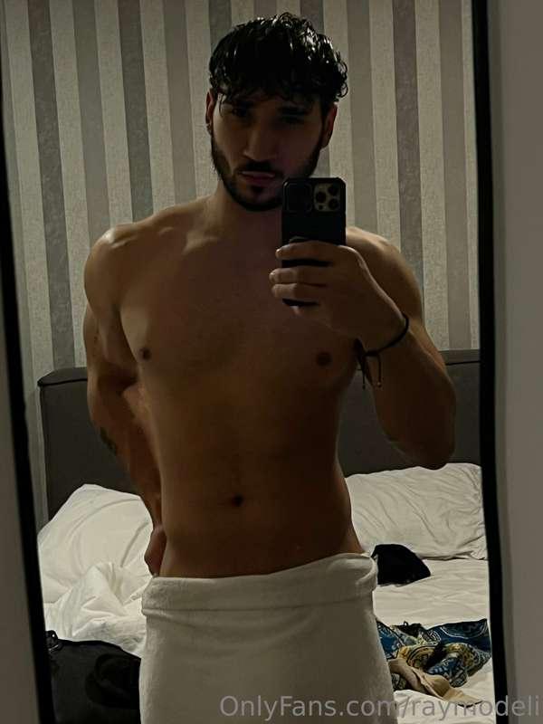 Light skin dad bod 🧖🏻‍♂️
