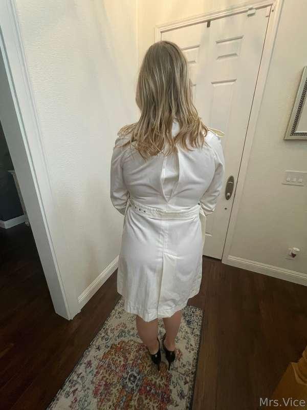 What do yall think of my white trench coat?? 🤔