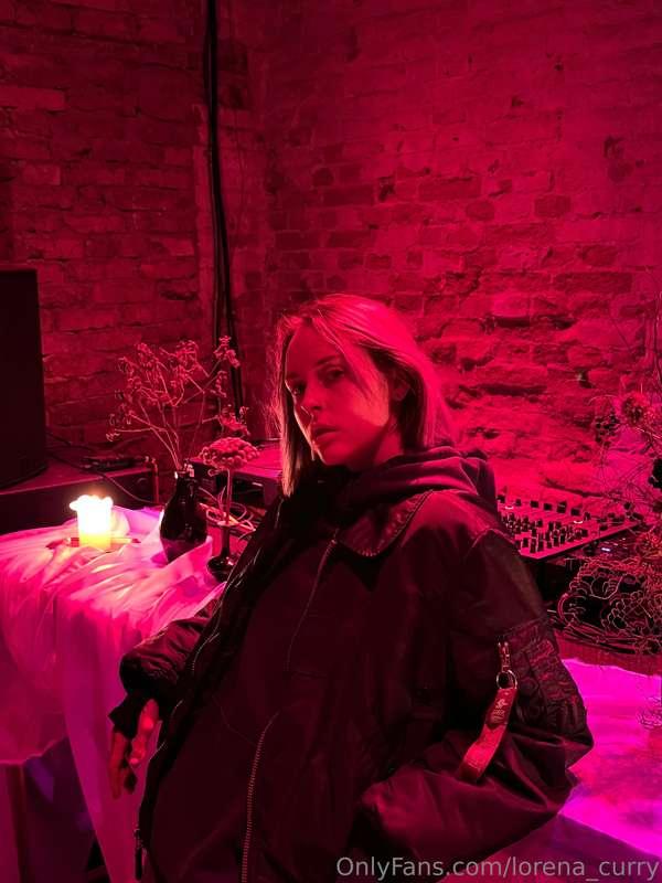 The stranger in the red light💖